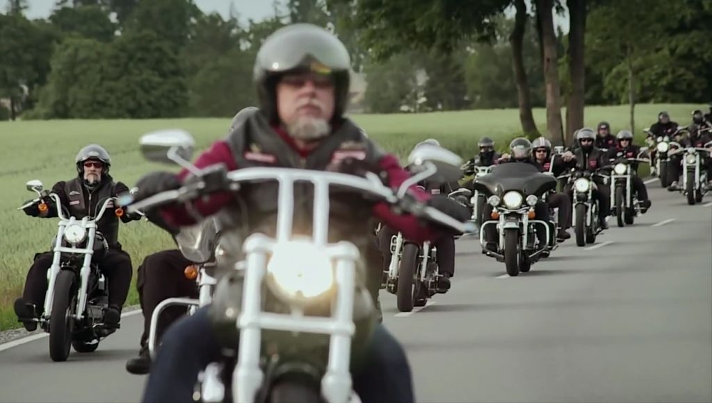 Screenshot: Ein Hells Angel unter Brüdern