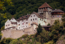 Das Fürstenhaus Liechtenstein macht es möglich: Deutsche können mit einer Holding legal Steuern sparen. (Foto: calflier001)