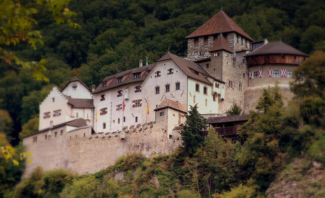 Das Fürstenhaus Liechtenstein macht es möglich: Deutsche können mit einer Holding legal Steuern sparen. (Foto: calflier001)