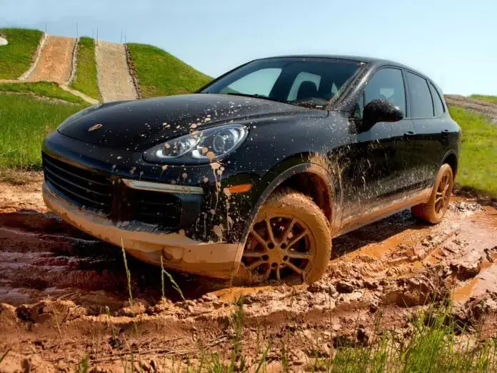Im Off-Road-Bereich kann man auch mal so richtig durch den Matsch fahren. (Foto: Porsche)
