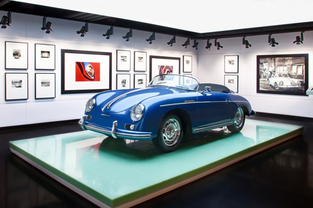 Und ein klassischer Porsche 356 Speedster. (Foto: Porsche)