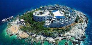 Ehemaliges KZ wird zum Luxushotel umgebaut. (Foto: Screenshot)