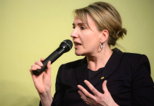 Grünen-Chefin Simone Peter hält eine Kaufprämie für Elektroautos von 5.000 Euro für nicht ausreichend