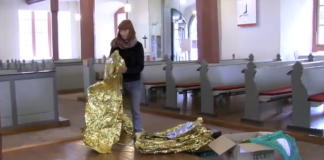 Putzfrau zerstört Ausstellung von Romana Menze-Kuhn in Mannheim. (Foto Screenshot)