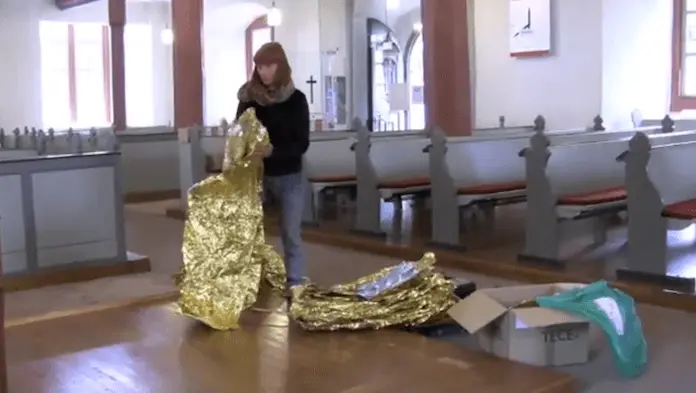 Putzfrau zerstört Ausstellung von Romana Menze-Kuhn in Mannheim. (Foto Screenshot)