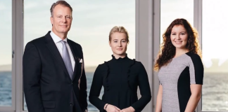 19-Jährige ist jüngste Milliardärin der Welt, hier rechts im Bild. (Foto: TomoNews US)