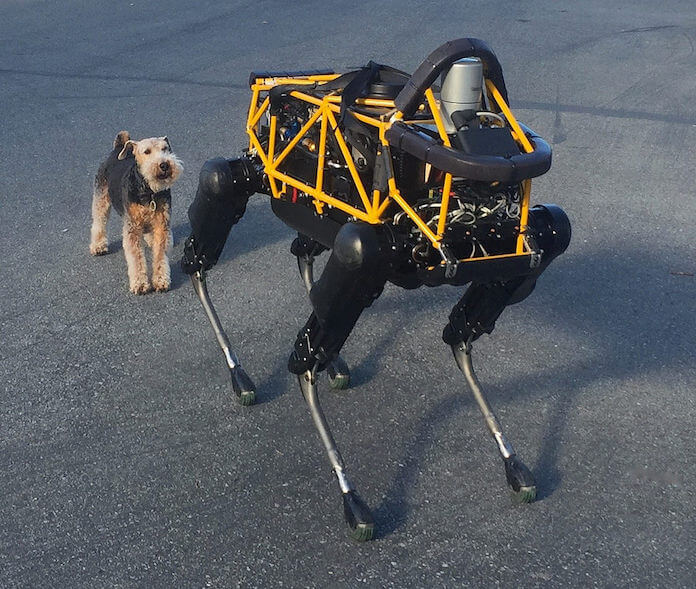 Dieser Roboter der Firma Boston Dynamics wird noch etwas misstrauisch vom Hund eines Mitarbeiters begutachtet. (Foto: flickr/ <a href="https://www.flickr.com/photos/jurvetson/24734777053/" target="_blank">Steve Jurvetson</a>)
