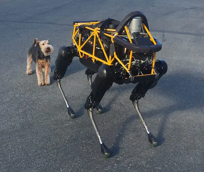 Dieser Roboter der Firma Boston Dynamics wird noch etwas misstrauisch vom Hund eines Mitarbeiters begutachtet. (Foto: flickr/ Steve Jurvetson)