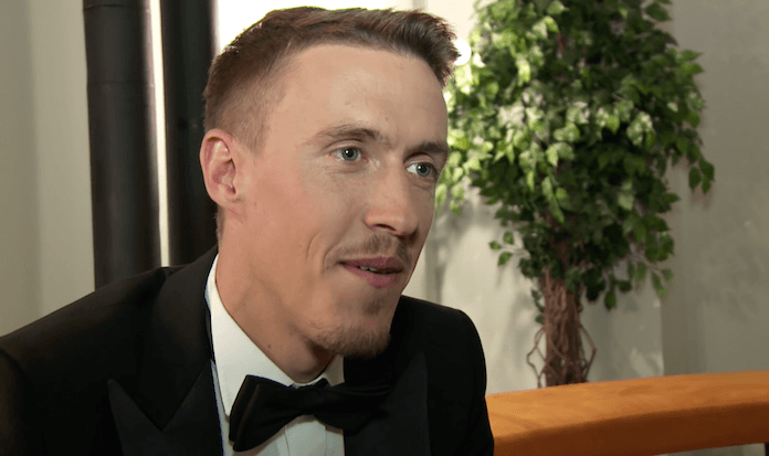 Max Kruse nimmt Frau das Handy weg