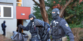Sie hatten immer wieder den Zugverkehr lahmgelegt: Am Donnerstag nahm die Polizei in Neukölln und Königs Wusterhausen 7 rumänische Kupferkabel-Diebe fest (Foto: SEK-Einsatz.de)