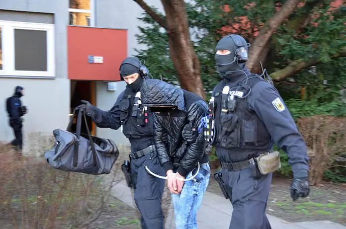 Sie hatten immer wieder den Zugverkehr lahmgelegt: Am Donnerstag nahm die Polizei in Neukölln und Königs Wusterhausen 7 rumänische Kupferkabel-Diebe fest (Foto: SEK-Einsatz.de)