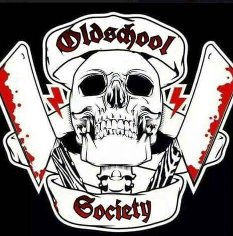 Das Wappen der Oldschool Society zeigt einen Totenkopf, zwei blutige Fleischerhackmesser und zwei Runen (Foto: Facebook Oldschool Society)
