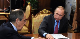 Wladimir Putin (rechts) und sein Verteidigungsminister Sergej Schoigu gaben am Montag im Kreml den Teilabzug der Truppen aus Syrien bekannt. (Foto: Kremlin.ru)