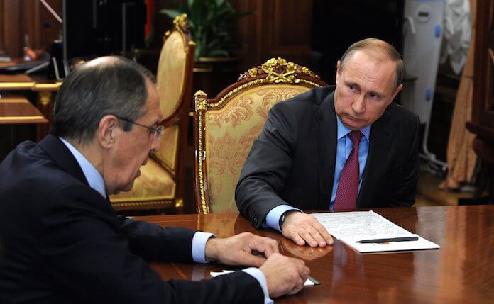 Wladimir Putin (rechts) und sein Verteidigungsminister Sergej Schoigu gaben am Montag im Kreml den Teilabzug der Truppen aus Syrien bekannt. (Foto: Kremlin.ru)