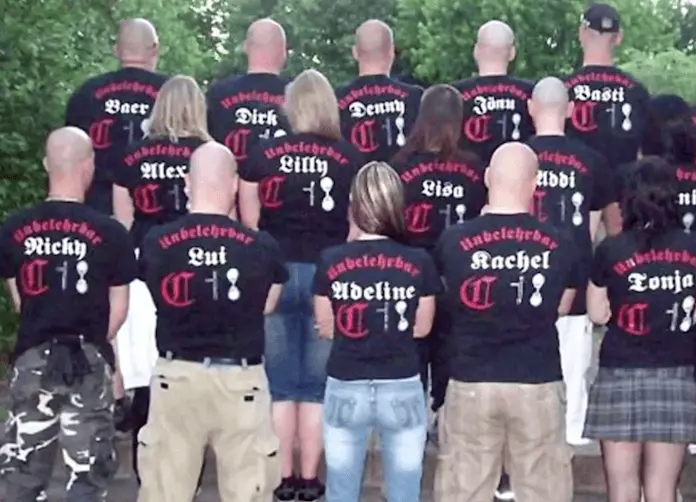 Sie wollten aus der demokratischen Bundesrepublik wieder eine Volksgemeinschaft mit Diktatur nach dem Nazivorbild machen: die Bruderschaft Weiße Wölfe Terrorcrew. Der Verein wurde heute verboten. 16 Miglieder bekamen heute früh Besuch von der Polizei. (Foto: Youtube/Spiegel TV)