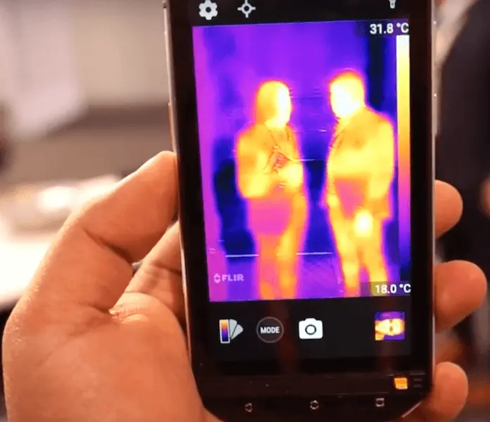 Vor dem neuen Caterpillar-Smarmphone CAT S60 kann sich niemand mehr im Dunkeln verstecken (Foto: Youtube)
