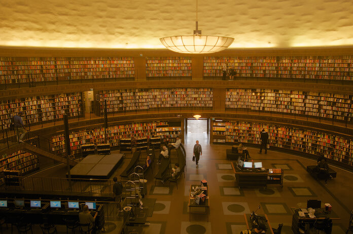 Google Books erleichtert die Suche in großen Bibliotheken, wie der in Stockholm. (Foto: dilettantiquity)