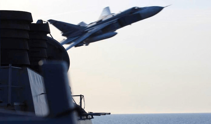 Russische Kampfjets über US-Kriegsschiff