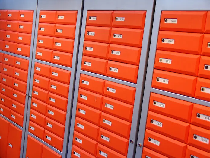 Aufgrund der Negativzinsen lagern Bankkunden ihr Bargeld lieber in den Schließfächern im Tresorraum der Bank als auf dem Konto. (Foto: flickr/Martin Abegglen)