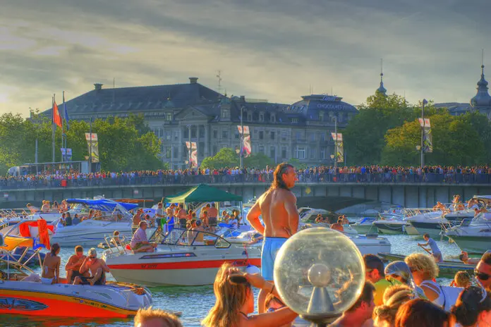 Streedparade in Zürich - Hier sollte man sein Bargeld erst Recht nicht vergessen. (Foto: Martin Abegglen)