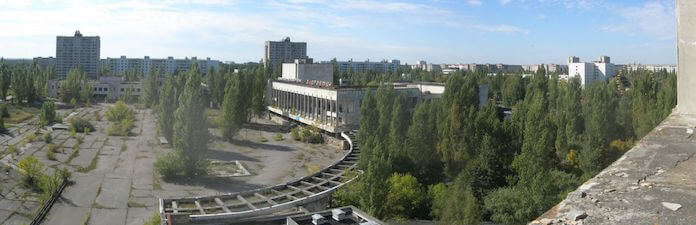 Blick auf den Kulturpalast Energetik der vor 30 Jahren evakuierten Geisterstadt Prypjat in der Sperrzone des explodierten Atomreaktors von Tschernobly in der Ukraine (Foto: Wikimedia)