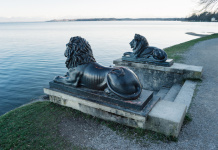 Zwei Löwen schauen stolz auf den Starnberger See. (Foto: Nico Kaiser)