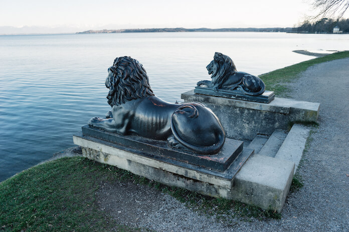 Zwei Löwen schauen stolz auf den Starnberger See. (Foto: Nico Kaiser)