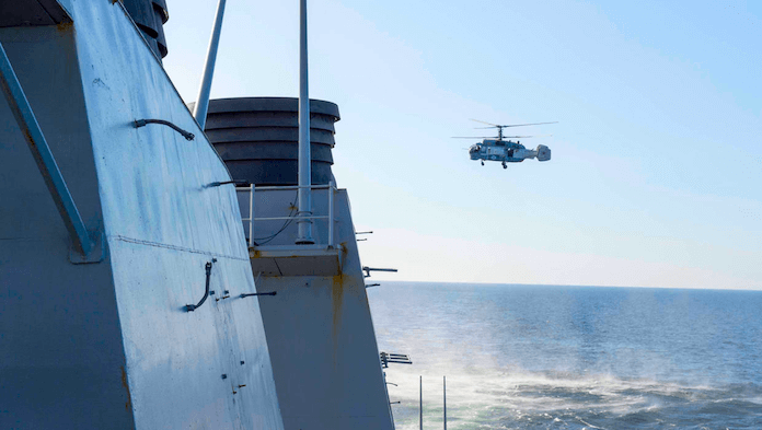russischer helikopter über us-kriegsschiff