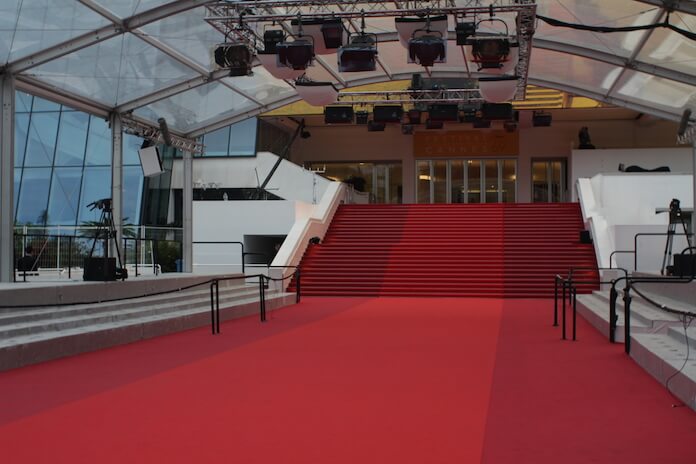 Die Ruhe vor dem Sturm, der rote Teppich in Cannes. Nur ein Top Journalist in Cannes darf hinter der Absperrung stehen und die Start fotografieren.