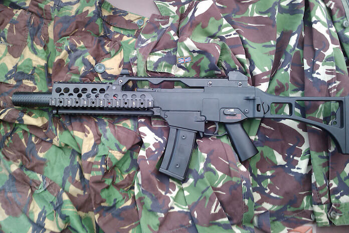 Die Waffenschmiede Heckler & Koch will die Ausfuhr ihrer Rüstungsgüter nach Saudi-Arabien per Gerichtsurteil erzwingen. (Foto: flickr/<a href="https://www.flickr.com/photos/keithtrivett/4969127933/in/photolist-8nSBKs-9iqMRJ-fyudrN-nHtEL1-8z75Bx-fc7Hdd-p5fx9J-9Wz9GS-buhbhY-xRgZp7-8Bb5Ws-aBum9u-iKKEry-8fEH4e-e1wJnq-h5veWx-bHWeGg-rm75J4-acYXwc-ad2LF3-h7Vv3c-bpNA25-ad2ZwA-6NoE7j-rEjKmY-acYWqV-ad2JsL-ad359J-pfGSRv-8LrvJP-ad2UhA-2qX5VJ-qHqRnW-ahrcXx-2qX5UN-2qX5WQ-ad34aw-ad2iqS-acZ5oH-8LuxRs-ad2CzS-ad2XrY-2qX5Yf-acYAVn-ad2Mow-acYPVZ-ad2YNQ-ad33pE-ad2jkd-h7UcQu" target="_blank">Keith Trivett</a>)