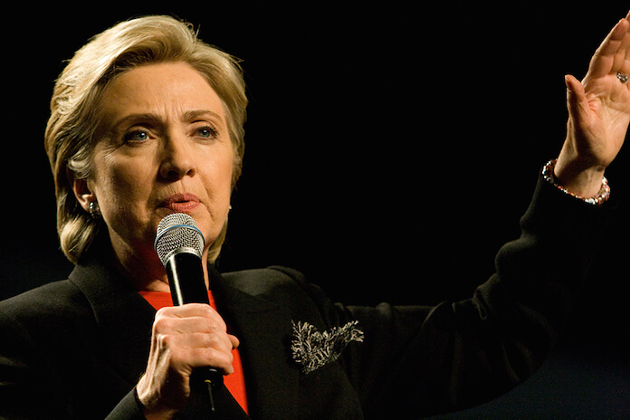 Hillary Clinton will erste Präsidentin der USA werden, ihr Mann Bill hat dieses Amt bereits bekleidet. Stolpert sie über einen Skandal der Clinton Foundation? (Foto: flickr/<a href="https://www.flickr.com/photos/nrbelex/2232632457/in/photolist-4phPR4-qvtqW-3pRUpD-8RDKmH-9nvvvM-9nvvyP-9nvvPV-9nyvcE-9nvzb4-8RDN6D-9nyvEW-9nvy3c-82NCYP-rJL2we-9nyB6J-6M3iYF-8ZN5ed-a5sZ89-a5FcjD-9nyAVE-9nyBd9-a5JcrW-4hWXDB-cotgoq-GzTZ2-a5sVQC-cotgGJ-4szKhZ-9nyviU-a5Jbvw-9nvy7k-a5sXqu-edQyNu-8REqRx-e91nXG-e91ex3-e8ZTZm-e8UxR4-e8Uz3H-e919Ym-e8ZPBN-e91rPL-edQyNN-e1DR3t-6pDuG4-bX7iCM-e912DE-e8Uu26-e8UHcP-e8UyoH" target="_blank">Bill Weinstein</a>)
