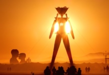 Der Burning Man findet einmal jährlich in der Wüste Nevadas statt und zieht Beuscher aus aller Welt an. (Bild "Burning Man 2014: Caravansary" von "BLM Nevada" via flickr.com. Lizenz: Creative Commons)