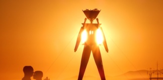 Der Burning Man findet einmal jährlich in der Wüste Nevadas statt und zieht Beuscher aus aller Welt an. (Bild "Burning Man 2014: Caravansary" von "BLM Nevada" via flickr.com. Lizenz: Creative Commons)