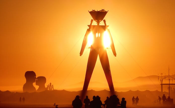 Der Burning Man findet einmal jährlich in der Wüste Nevadas statt und zieht Beuscher aus aller Welt an. (Bild "<a href="https://www.flickr.com/photos/blmnevada/14953659908/in/photolist-oMpq7y-56CuAK-anvpzm-56Cw6p-5tCcXw-fHFyDw-8BXd2g-8GUNsU-8BX8YB-anffb3-56GmK5-8C2aUj-fHFVjC-56C7Kx-adXJPd-fHFdbQ-56CwLg-fHFaHU-d96xed-8C1F7G-p7Zz7K-anLGA1-8BXqgv-8C1Ck5-oMpCNK-56Gx6C-fHoQvF-8BZYQb-akU6sN-8C1JtA-8BXxXR-33hJhR-8GEXBh-arsvwV-8BY6ux-gzJAov-56GGrC-amZZeu-dhWeEV-mMUvE-p2RNu1-8BX9Zt-8JbbjF-d6xyX1-d96vUS-p4ChEk-anBkHN-fHFEhd-5H26bG-fHp8yH" target="_blank">Burning Man 2014: Caravansary</a>" von "<a href="https://www.flickr.com/photos/blmnevada/" target="_blank">BLM Nevada</a>" via flickr.com. Lizenz: <a href="https://creativecommons.org/licenses/by/2.0/" target="_blank">Creative Commons</a>)