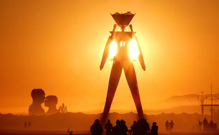 Der Burning Man findet einmal jährlich in der Wüste Nevadas statt und zieht Beuscher aus aller Welt an. (Bild "Burning Man 2014: Caravansary" von "BLM Nevada" via flickr.com. Lizenz: Creative Commons)