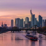 Die Deutsche Bank steht derzeit unter gewaltigem Druck und könnte zum nächsten Lehman Brothers werden. In Frankfurt am Main, wo das Finanzinstitut seinen Hauptsitz hat, ist die Lage angespannt. (Bild „Frankfurt Skyline“ von „Kiefer“ via flickr.com. Lizenz: Creative Commons 2.0)