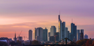 Die Deutsche Bank steht derzeit unter gewaltigem Druck und könnte zum nächsten Lehman Brothers werden. In Frankfurt am Main, wo das Finanzinstitut seinen Hauptsitz hat, ist die Lage angespannt. (Bild „Frankfurt Skyline“ von „Kiefer“ via flickr.com. Lizenz: Creative Commons 2.0)