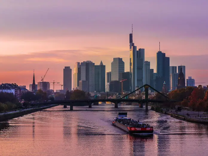 Die Deutsche Bank steht derzeit unter gewaltigem Druck und könnte zum nächsten Lehman Brothers werden. In Frankfurt am Main, wo das Finanzinstitut seinen Hauptsitz hat, ist die Lage angespannt. (Bild „Frankfurt Skyline“ von „Kiefer“ via flickr.com. Lizenz: Creative Commons 2.0)