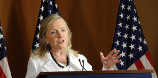 Hillary Clinton erhält Millionen-Spenden aus Hollywood für ihren Wahlkampf. (Bild "SecState July 2012_No.516" von "U.S.Embassy Tel Aviv" via flickr.com. Lizenz: Creative Commons)