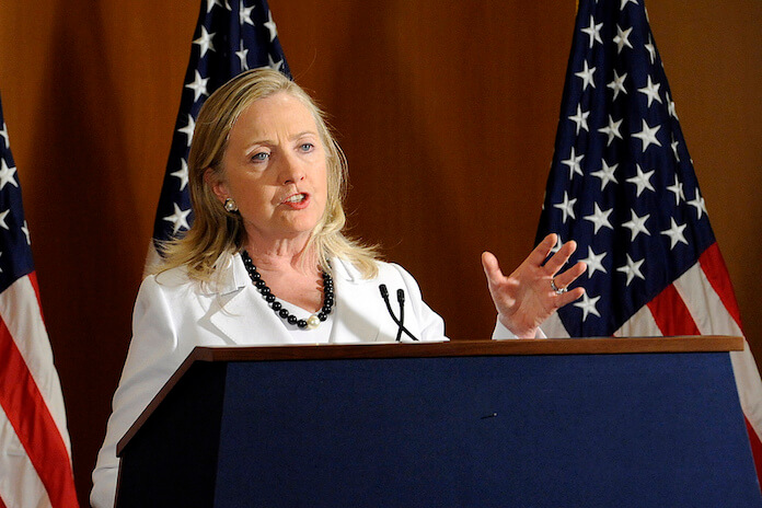 Hillary Clinton erhält Millionen-Spenden aus Hollywood für ihren Wahlkampf. (Bild "SecState July 2012_No.516" von "<a href="https://www.flickr.com/photos/usembassyta/7595667666/in/photolist-czcMnm-cnbFfd-rZG4u1-czcNQq-2gVRLV-seZkJf-9LhpqA-cnbETu-7GQG47-7Jncmd-8RGQ5f-a5pZ44-dRfQuM-8NieXN-aSLZFD-c9iFCh-c9iR3E-9nvtCz-8RGLxE-4dTseH-brsNWi-a5h7jf-8QCF2v-c9y2K1-FYLNx-a5FmiD-aRV2dP-d5yDNN-8aW438-9uidU8-d5yBXS-8RHrfC-9nvvLB-d5yveb-8RDEXc-c9xAs1-8qRJY1-8jY19B-d5yp6S-d5ysYs-d5yoh3-6vMo9F-8REiJX-d5yoxU-9nwggp-8RH6sA-a5J9Vj-d5yvJS-76EquN-a5wMRA" target="_blank">U.S.Embassy Tel Aviv</a>" via flickr.com. Lizenz: <a href="https://creativecommons.org/licenses/by-sa/2.0/" target="_blank">Creative Commons</a>)
