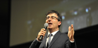 John Oliver, Moderator der Sendung „Last Week Tonight“, erließ 9.000 US-Bürgern ihre offenen Arztrechnungen. (Foto: flickr/TechCrunch)