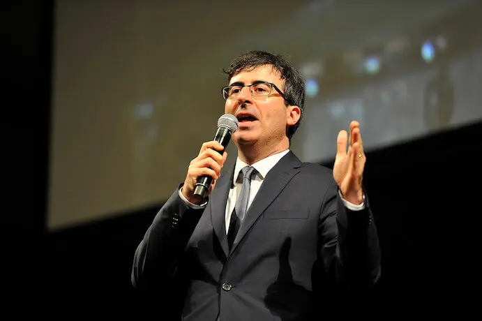 John Oliver, Moderator der Sendung „Last Week Tonight“, erließ 9.000 US-Bürgern ihre offenen Arztrechnungen. (Foto: flickr/TechCrunch)