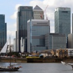 Die britische Haupstadt London, einst der wichtigste Finanzplatz Europas, könnte schon bald an Bedeutung verlieren. Tausende Jobs stehen nach dem Brexit auf dem Spiel. (Bild „jantje passing canary wharf“ von „stu smith“ via flickr.com. Lizenz: Creative Commons)