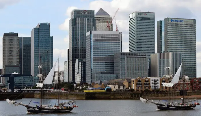 Die britische Haupstadt London, einst der wichtigste Finanzplatz Europas, könnte schon bald an Bedeutung verlieren. Tausende Jobs stehen nach dem Brexit auf dem Spiel. (Bild „jantje passing canary wharf“ von „stu smith“ via flickr.com. Lizenz: Creative Commons)