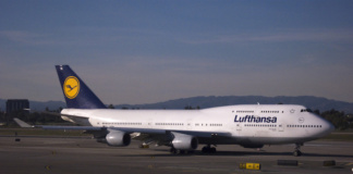 Die Lufthansa stellt ab Freitag alle Flüge nach Venezuela ein. Grund ist die desolate wirtschaftliche Lage des Landes. (Bild „Lufthansa 744“ von Michael Rehfeldt via flickr.com. Lizenz: Creative Commons)