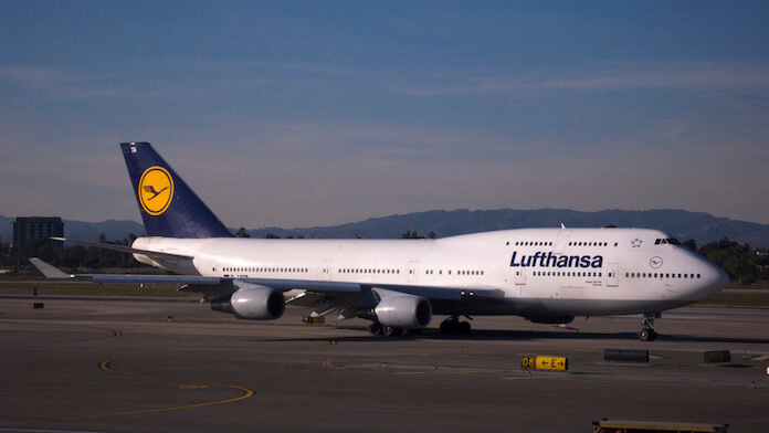 Die Lufthansa stellt ab Freitag alle Flüge nach Venezuela ein. Grund ist die desolate wirtschaftliche Lage des Landes. (Bild „<a href="https://www.flickr.com/photos/ipjmike/2225278998/in/photolist-p1ja27-dauTS6-8w9PFQ-DfbKN-93U4RM-92f5XD-4x8BQL-GnsGgz-93X8g5-9gduqB-93U4oP-93U4UM-8hX5qX-93X8Hw-93X8wo-93U4mp-93X8aw-93X8mq-4oD8Vh-q9uiiE-rKbb6-6dZMKm-sBYwC-sMu9t-cwyiyb-93U4EX-93U4tz-aUaTu2-4vWy8b-aUb5ei-3mnpBC-3grs7-7RmziV-5eEvJF-7Rmz96-dv2xky-6igVP-5TzwXf-itZNL-5vje4g-a8AfkB-4LzBq-amC45r-88dyD3-5wfSUc-amC4fK-8oqo1G-9jEwMf-9q628D-9q61SZ" target="_blank">Lufthansa 744</a>“ von Michael Rehfeldt via flickr.com. Lizenz: <a href="https://creativecommons.org/licenses/by/2.0/" target="_blank">Creative Commons</a>)
