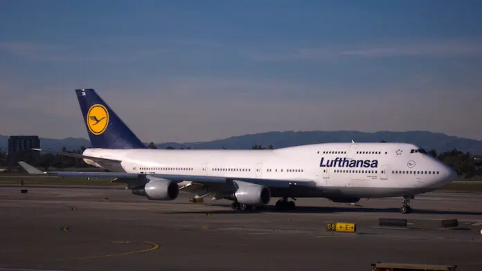 Die Lufthansa stellt ab Freitag alle Flüge nach Venezuela ein. Grund ist die desolate wirtschaftliche Lage des Landes. (Bild „Lufthansa 744“ von Michael Rehfeldt via flickr.com. Lizenz: Creative Commons)