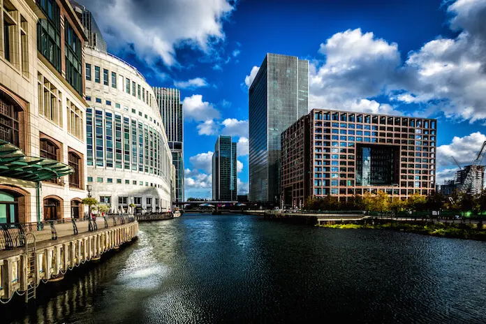 Der Brexit verunsichert die Anleger und löst eine Kapitalflucht aus Immobilienfonds aus. Nun haben Vermögensverwalter reagiert und alle Auszahlungen gestoppt. (Bild „Canary Wharf“ von „Davide D’Amico“ via flickr.com. Lizenz: Creative Commons 2.0)