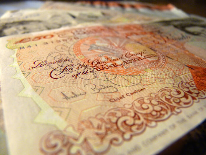 Die britische Währung, das Pfund Sterling, steht seit dem Brexit-Votum der Briten gewaltig unter Druck und verzeichnet den tiefsten Stand seit mehr als drei Jahrzehnten. (Bild „<a href="https://www.flickr.com/photos/deg_io/5731300467/in/photolist-9JspXi-6SKbQG-6SKbZG-iNpH9k-9EbwvZ-67nNta-8puuqx-v2EDLi-7e9ARv-7edumw-ahsfvu-7e9BDn-7b8177-9Ebx4k-ahpuwK-8upwDg-royb3v-dkaUyr-7W8QJm-p7rbgd-p5r4Bs-dQUfrx-a9idKB-qj74Ls-hE5oza-9DSJcu-dQZNvy-9DSM8s-8puqfH-8usDZQ-9EbDpi-9p2fSi-aBBYgA-8pxBCE-8puprR-8pxDRo-9DPY4z-6mTeHo-Gh96B-6mTeY9-8putCp-7W8QqN-6SF8Ar-6egri2-gfgyLd-82ixCN-iQE4JN-8purhr-8pup2p-9DSPrY" target="_blank">50 British Pounds Sterling</a>“ von „<a href="https://www.flickr.com/photos/deg_io/" target="_blank">deg.io</a>“ via flickr.com. Lizenz: <a href="https://creativecommons.org/licenses/by-sa/2.0/" target="_blank">Creative Commons 2.0</a>)