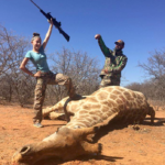 Aryanna Gourdin mit Vater, Giraffe